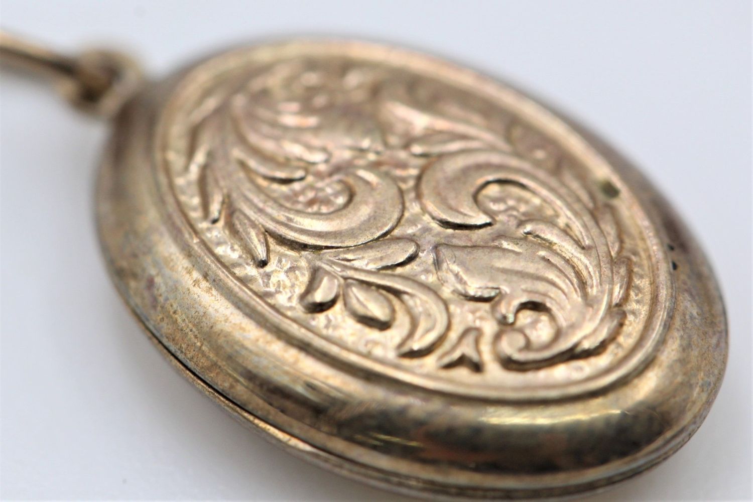 2 x 9ct gold patterned locket pendants 2.7 grams gross - Image 3 of 5