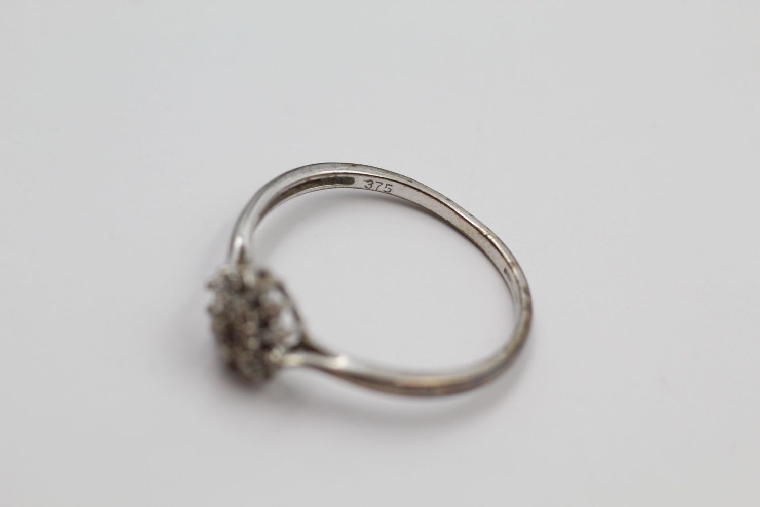 9ct White gold cluster ring 1.8 grams gross - Image 5 of 5