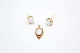 2 x 9ct gold opal stud earrings and pendant 1.9 grams gross