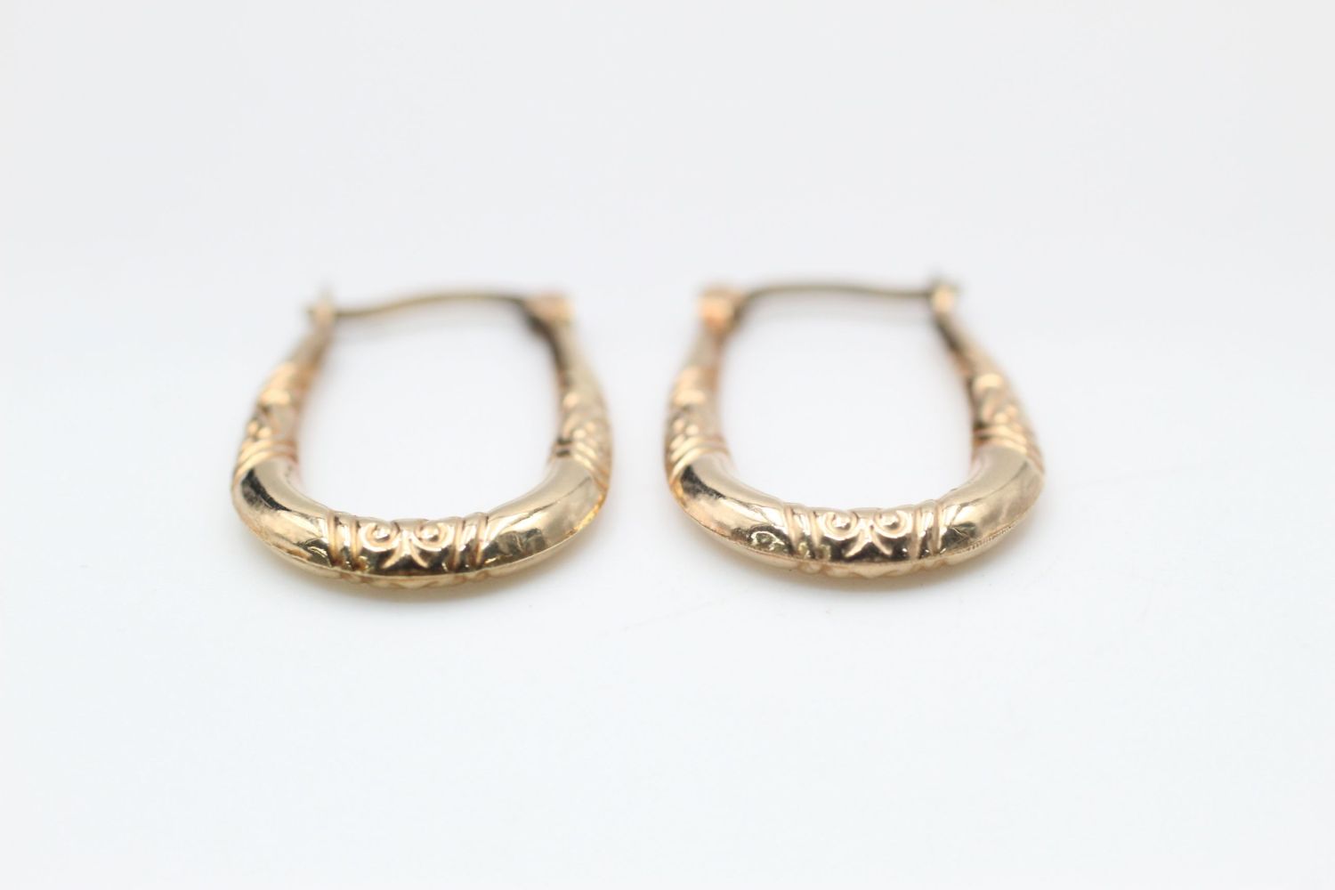 2 x 9ct Gold hoop earrings inc. engraved 1.9 grams gross - Image 3 of 7
