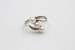 Low carat pearl trilogy ring 2.6 grams gross