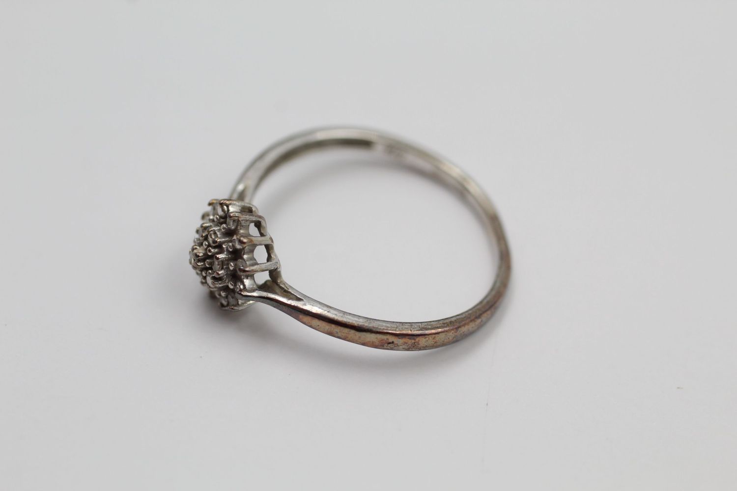 9ct White gold cluster ring 1.8 grams gross - Image 2 of 5