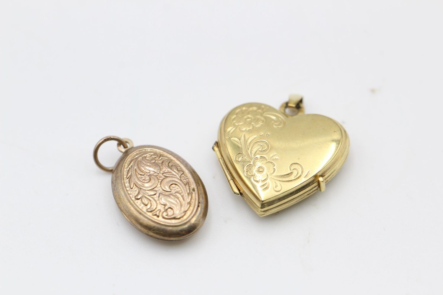 2 x 9ct gold patterned locket pendants 2.7 grams gross