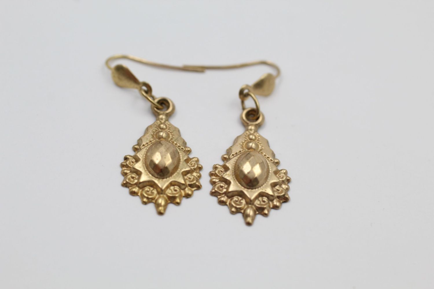 2 x 9ct gold ornate drop earrings 2 grams gross - Image 2 of 4