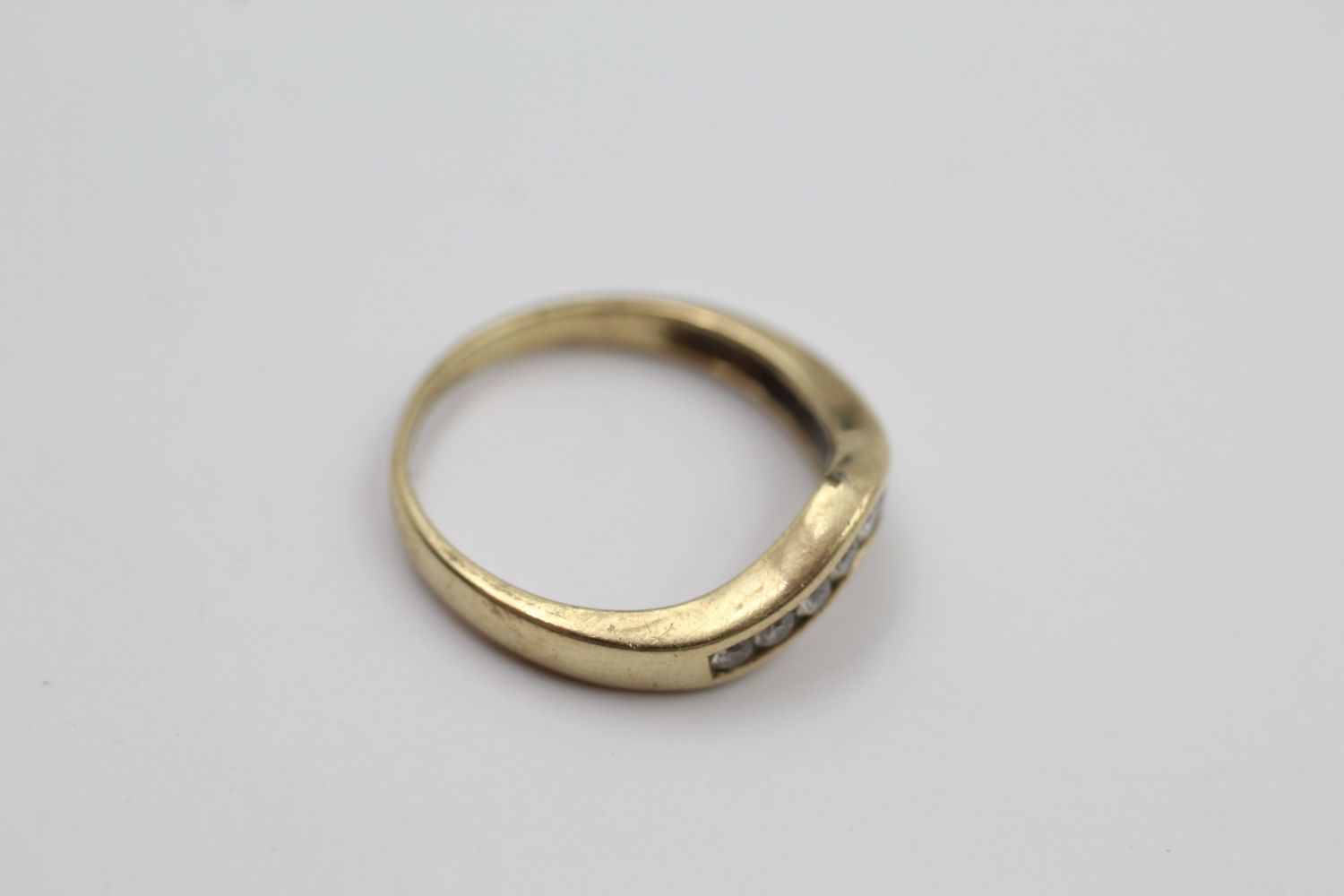 9ct gold caliber cut gemstone chevron ring 1.8 grams gross - Image 4 of 4