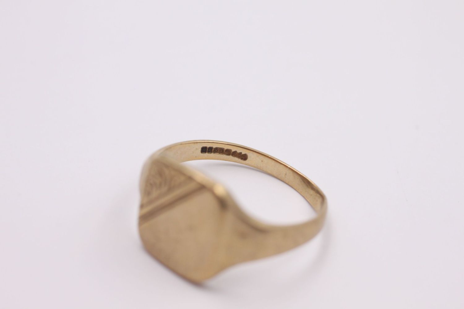 vintage 9ct gold engraved signet ring 3.3 grams gross - Image 3 of 4