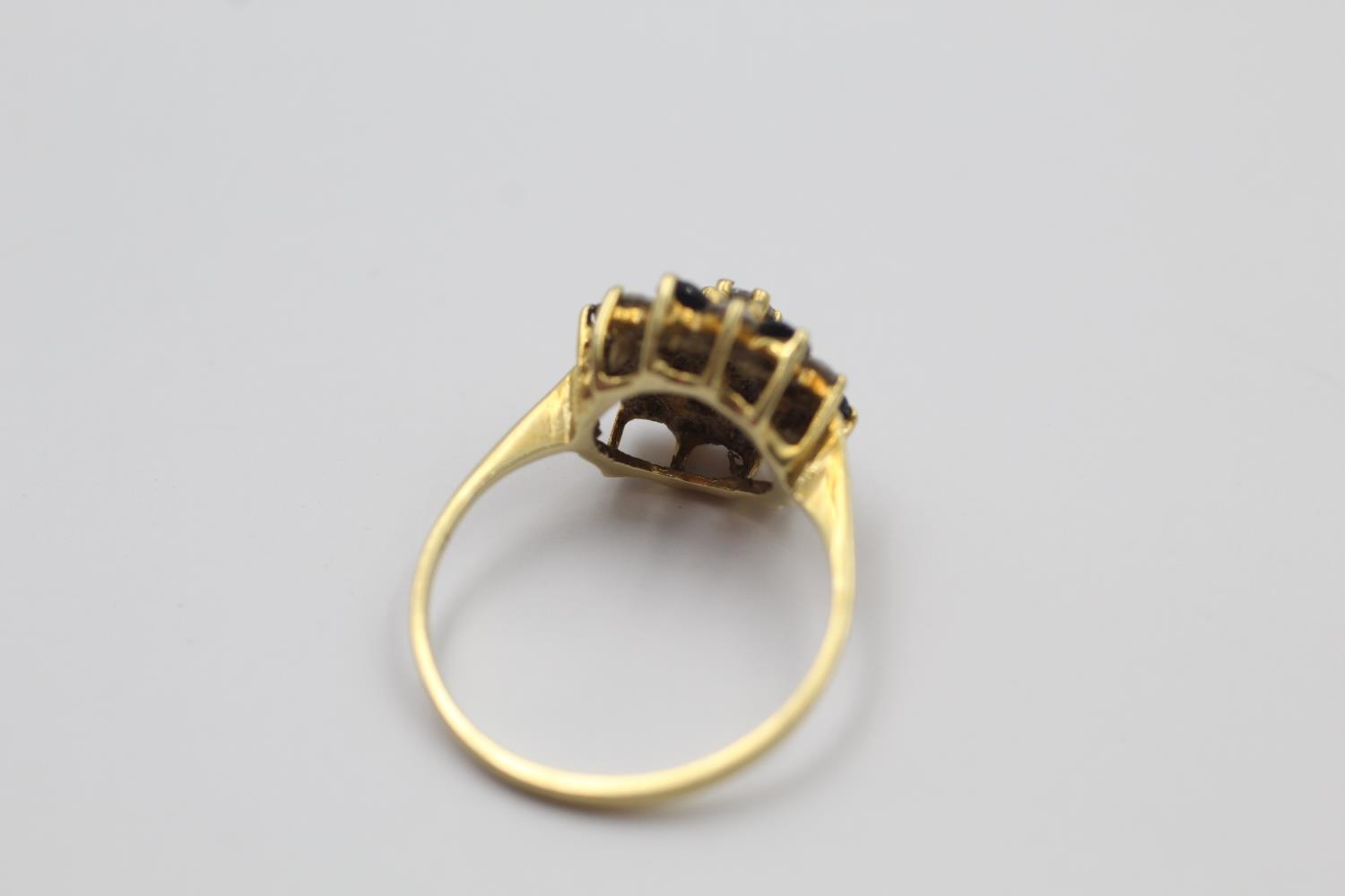 18ct Gold gemstone cluster ring 3.1 grams gross - Image 3 of 4