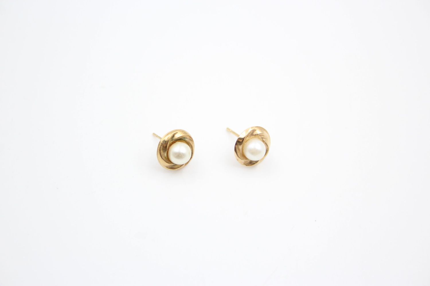 3 x 9ct gold faux pearl earrings 2.4 grams gross - Image 9 of 11