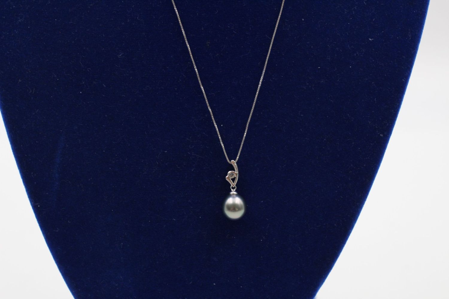 18ct white gold pearl & diamond pendant on 14ct gold necklace 2.5 grams gross - Image 2 of 5