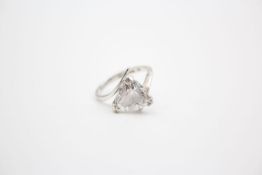 9ct white gold gemstone bypass design ring 4.4 grams gross