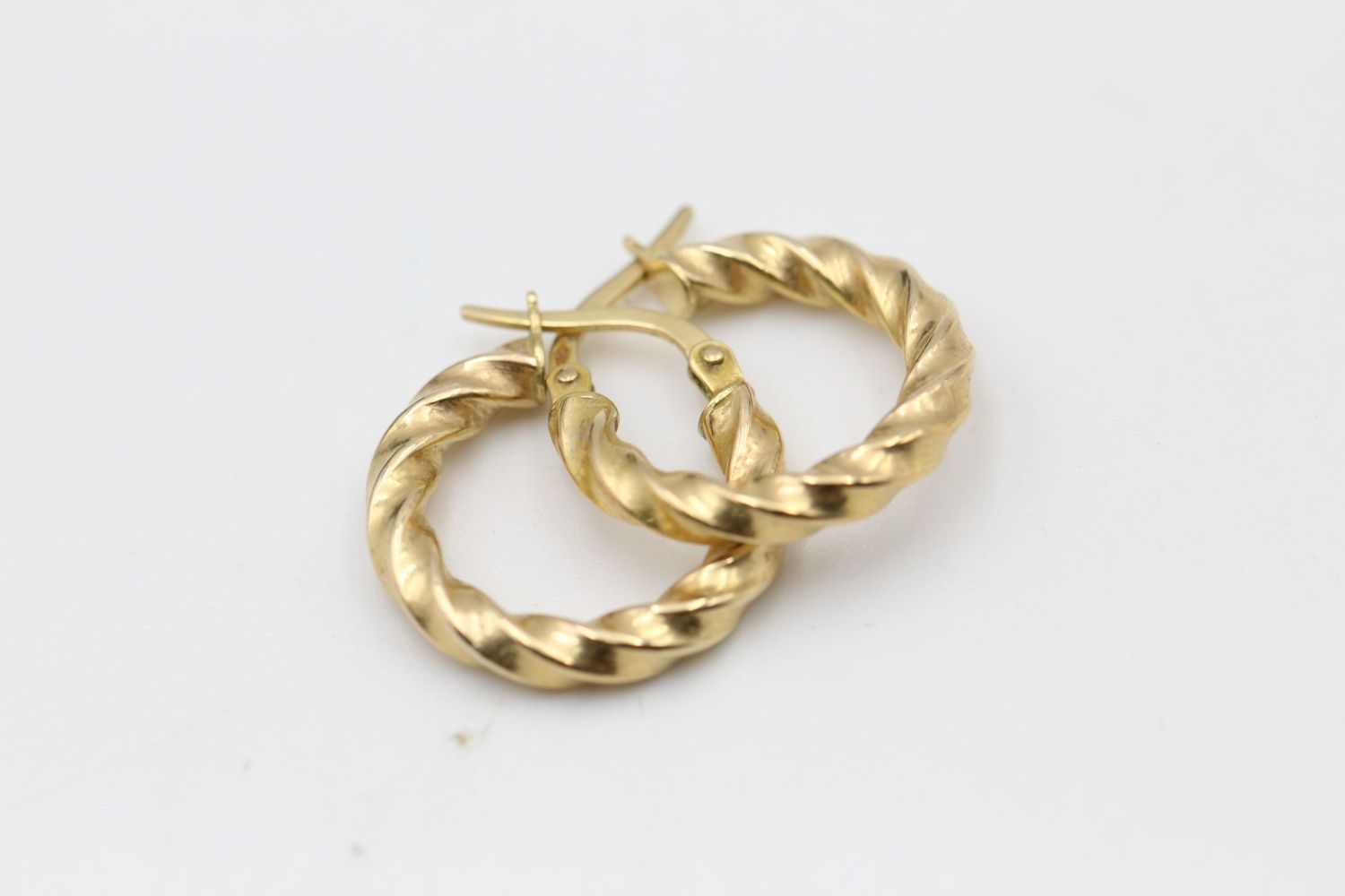 2 x 9ct gold tricolor and rope twist hoop earrings 4.2 grams gross - Image 2 of 5