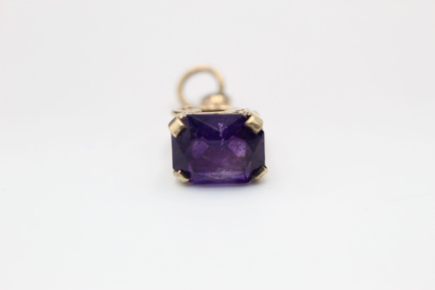 9ct Gold amethyst ornate fob pendant 2.1 grams gross - Image 2 of 5