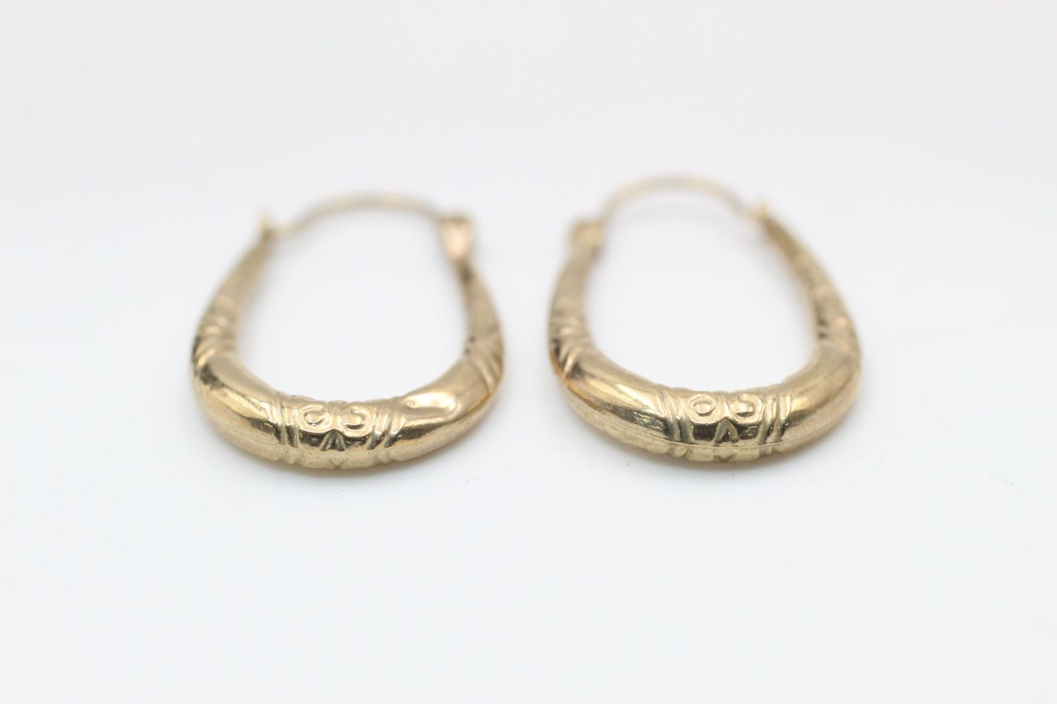 2 x 9ct Gold hoop earrings inc. engraved 1.9 grams gross - Image 6 of 7