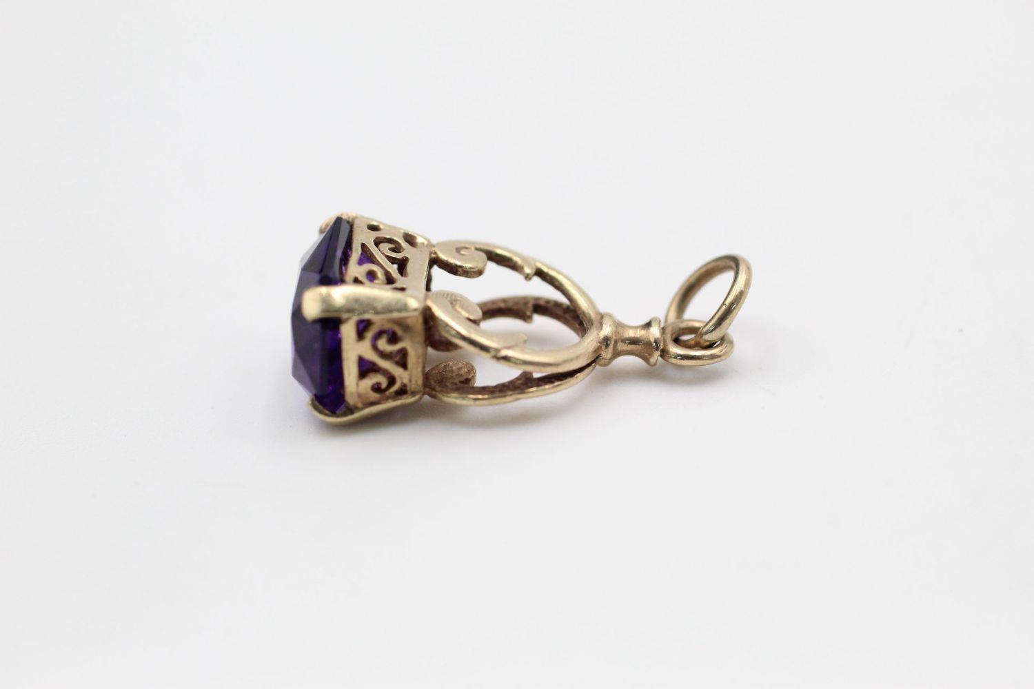 9ct Gold amethyst ornate fob pendant 2.1 grams gross - Image 3 of 5