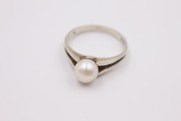 vintage 9ct white gold pearl solitaire ring 2.5 grams gross