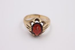 9ct gold vintage garnet claw set ring 4.4 grams gross