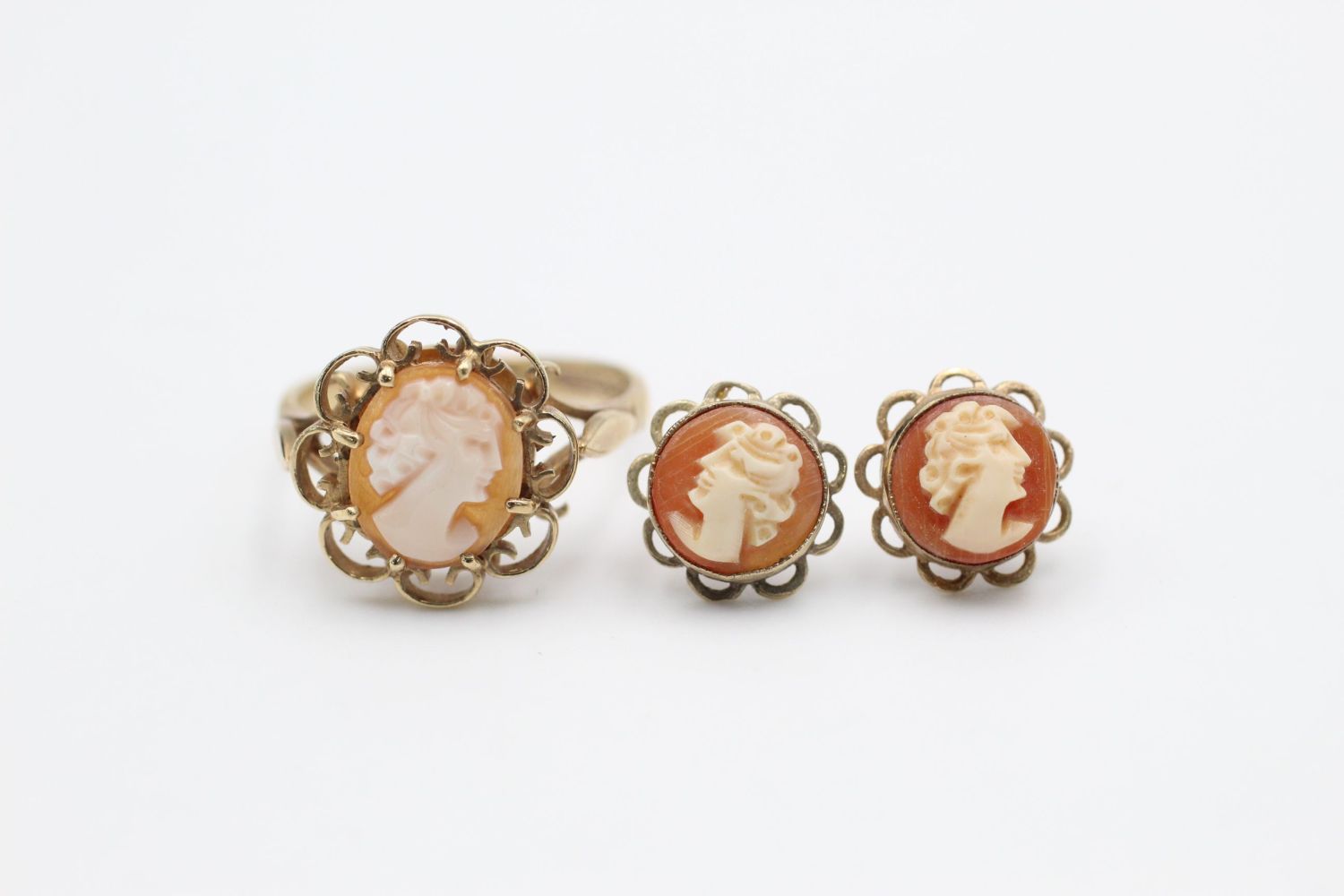 2 x 9ct gold cameo ring and stud earrings 4.2 grams gross