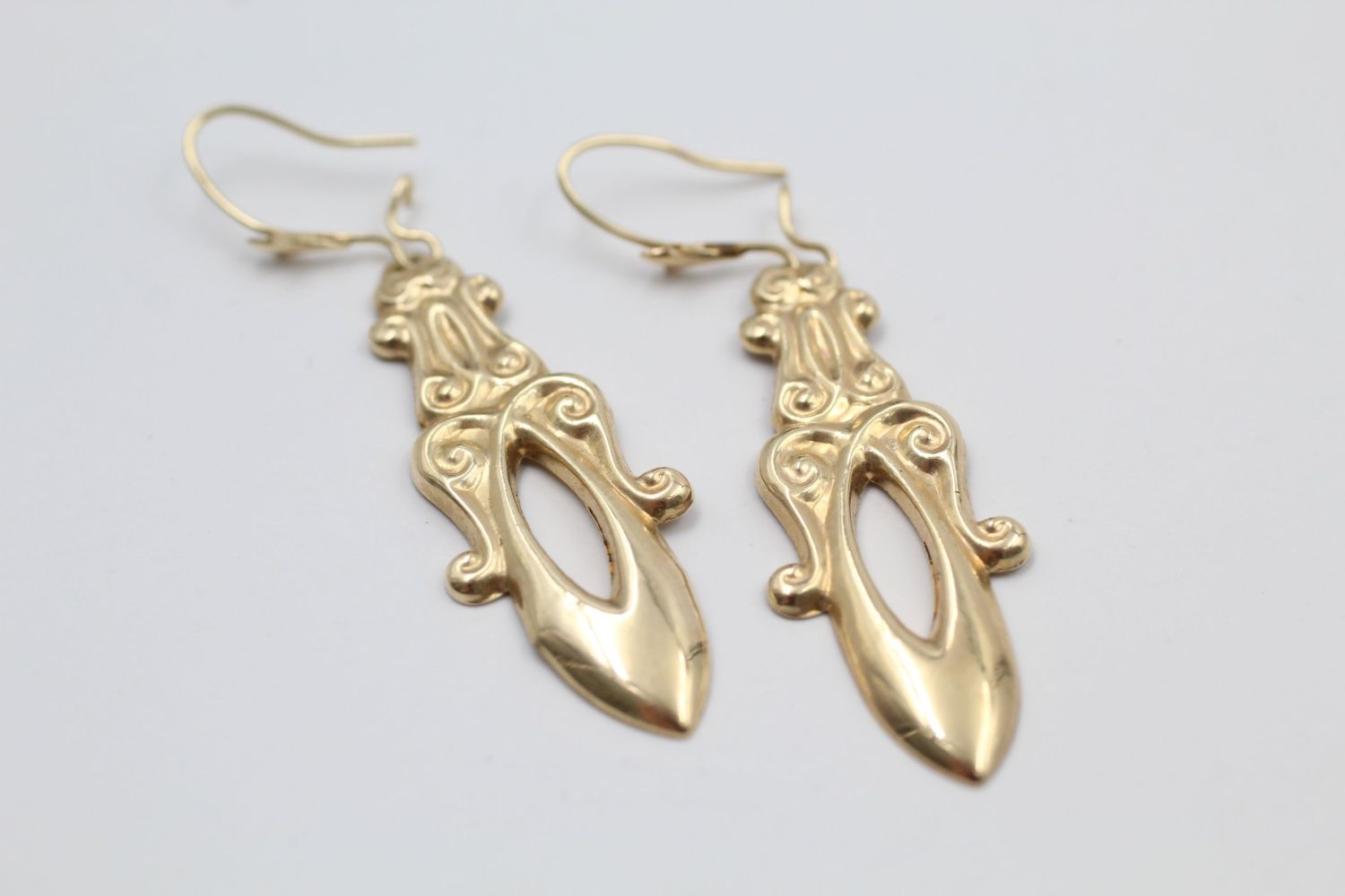 2 x 9ct gold ornate drop earrings 2 grams gross - Image 3 of 4