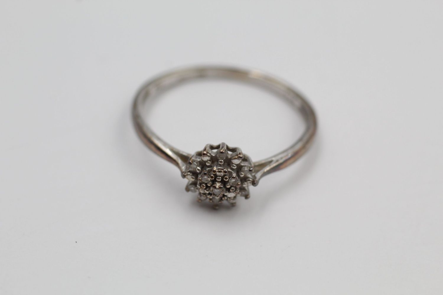 9ct White gold cluster ring 1.8 grams gross