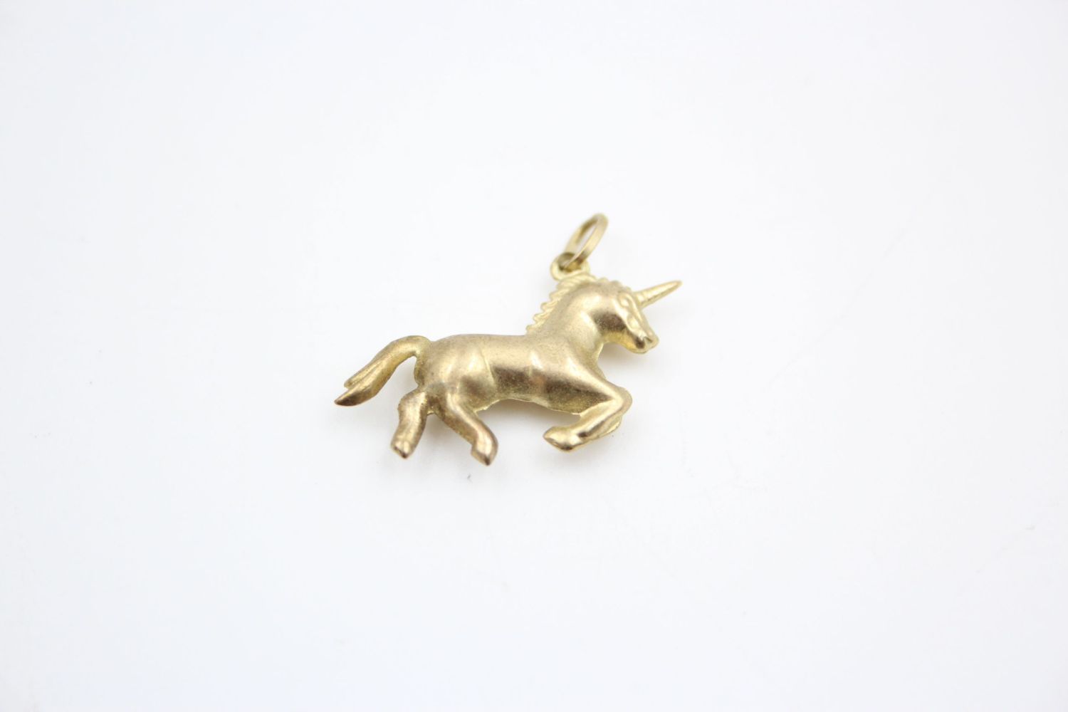 3 x 9ct gold dolphin and unicorn pendants 1.5 grams gross - Image 4 of 8