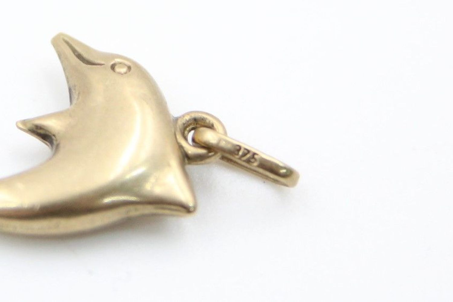 3 x 9ct gold dolphin and unicorn pendants 1.5 grams gross - Image 8 of 8
