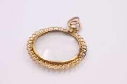 9ct gold double sided glass locket 4.2 grams gross