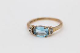 vintage 9ct gold blue gemstone & diamond shouldered ring 1.9 grams gross