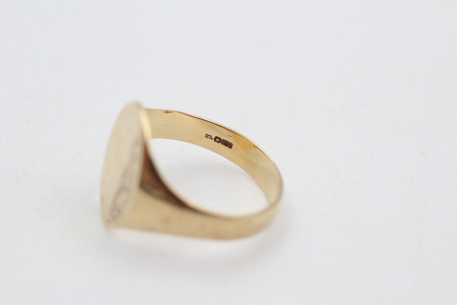 9ct Gold engraved oval signet ring 2.8 grams gross - Image 4 of 5