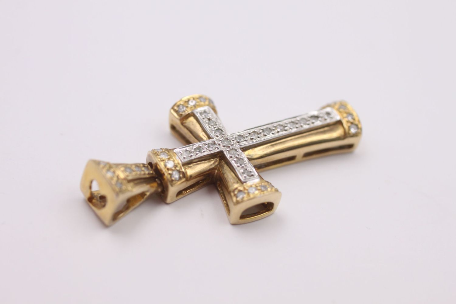 9ct Gold diamond detail cross pendant 4.2 grams gross - Image 4 of 6