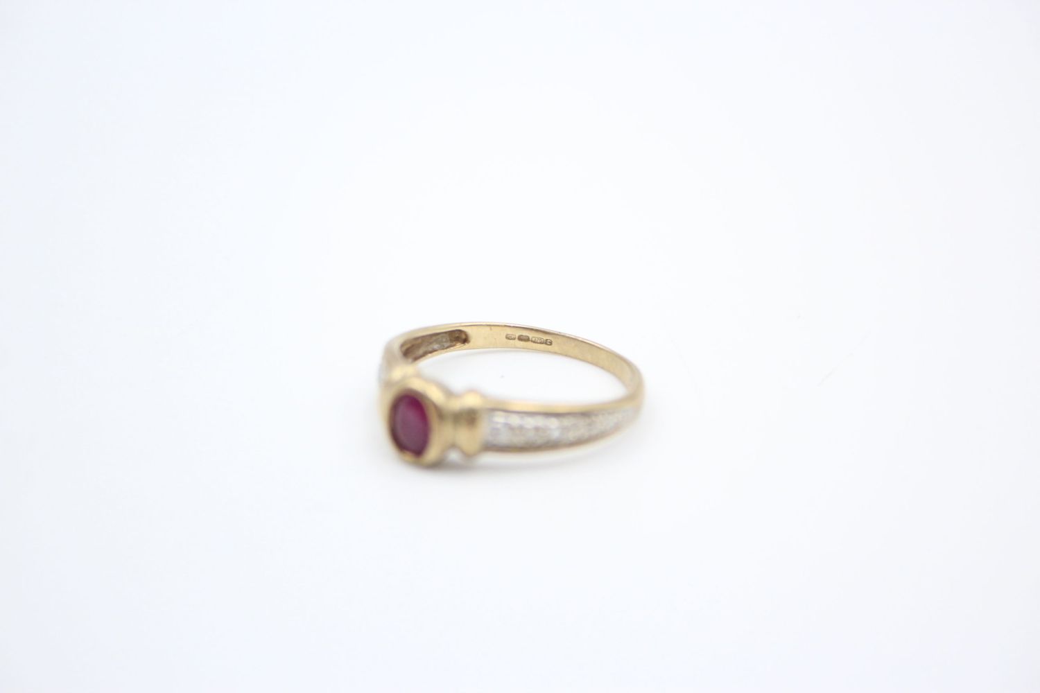 9ct Gold ruby & diamond detail dress ring 2 grams gross - Image 4 of 6