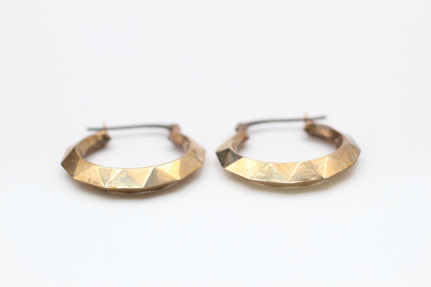 2 x 9ct gold hoop earrings 2.8 grams gross - Image 3 of 8