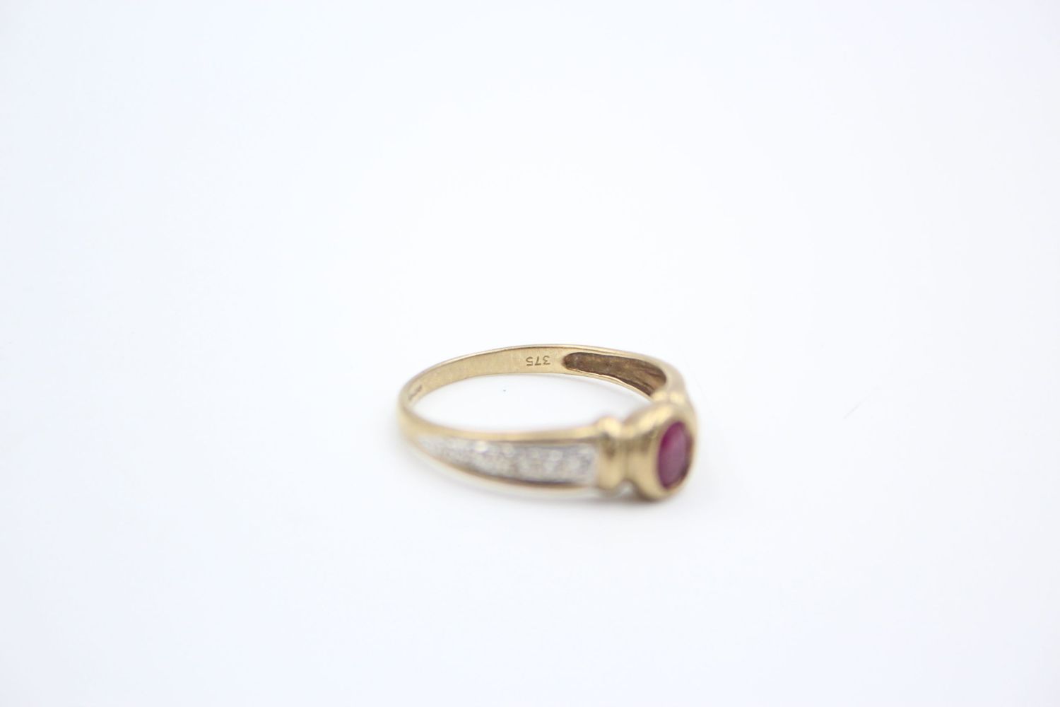 9ct Gold ruby & diamond detail dress ring 2 grams gross - Image 5 of 6