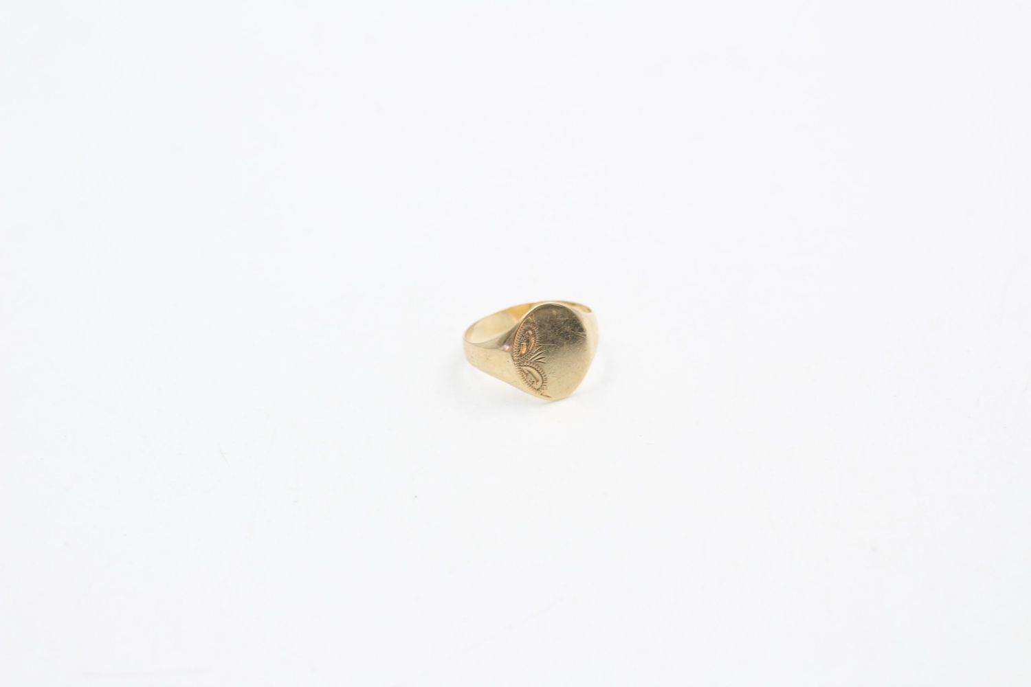9ct Gold engraved oval signet ring 2.8 grams gross - Image 2 of 5