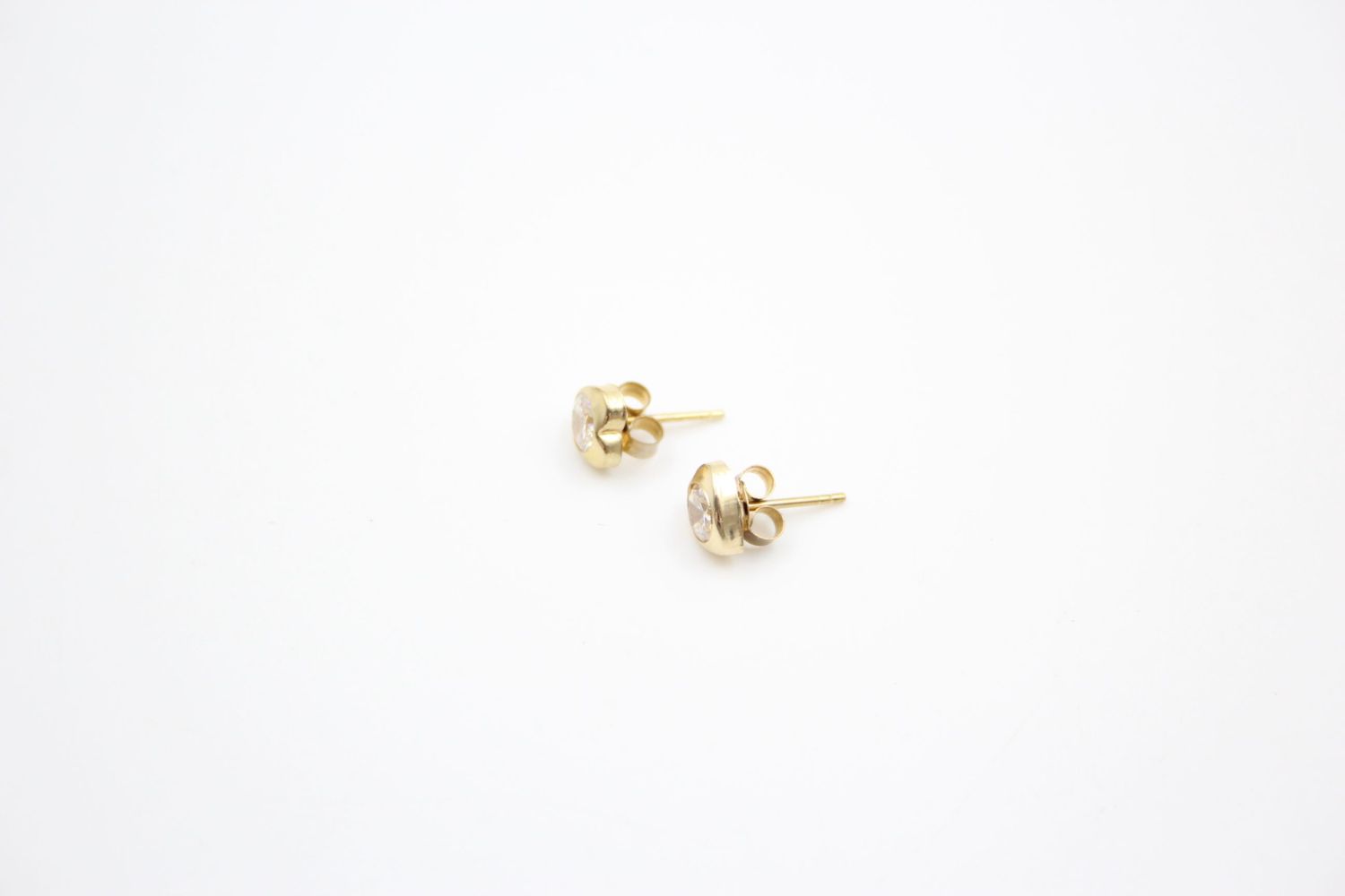 2 x 9ct gold gemstone stud earrings 1.6 grams gross - Image 8 of 10