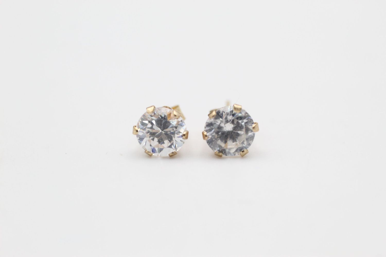 3 x 9ct gold gemstone stud earrings 3 grams gross - Image 2 of 7