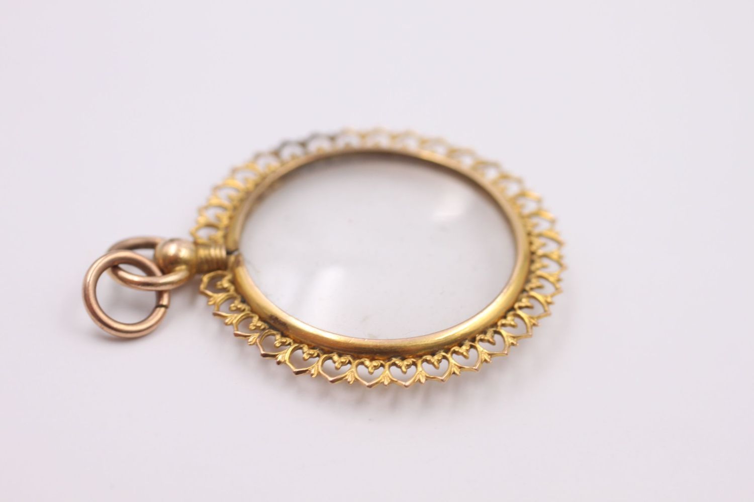 9ct gold double sided glass locket 4.2 grams gross - Image 3 of 4