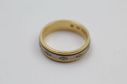 18ct Gold two tone diamond detail band ring 4.6 grams gross