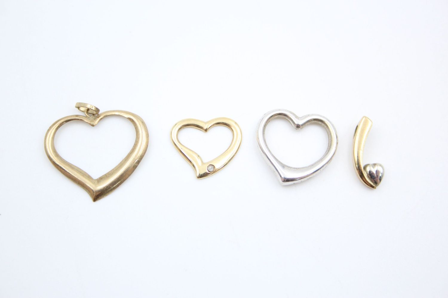 4 x 9ct gold heart pendants 2.4 grams gross