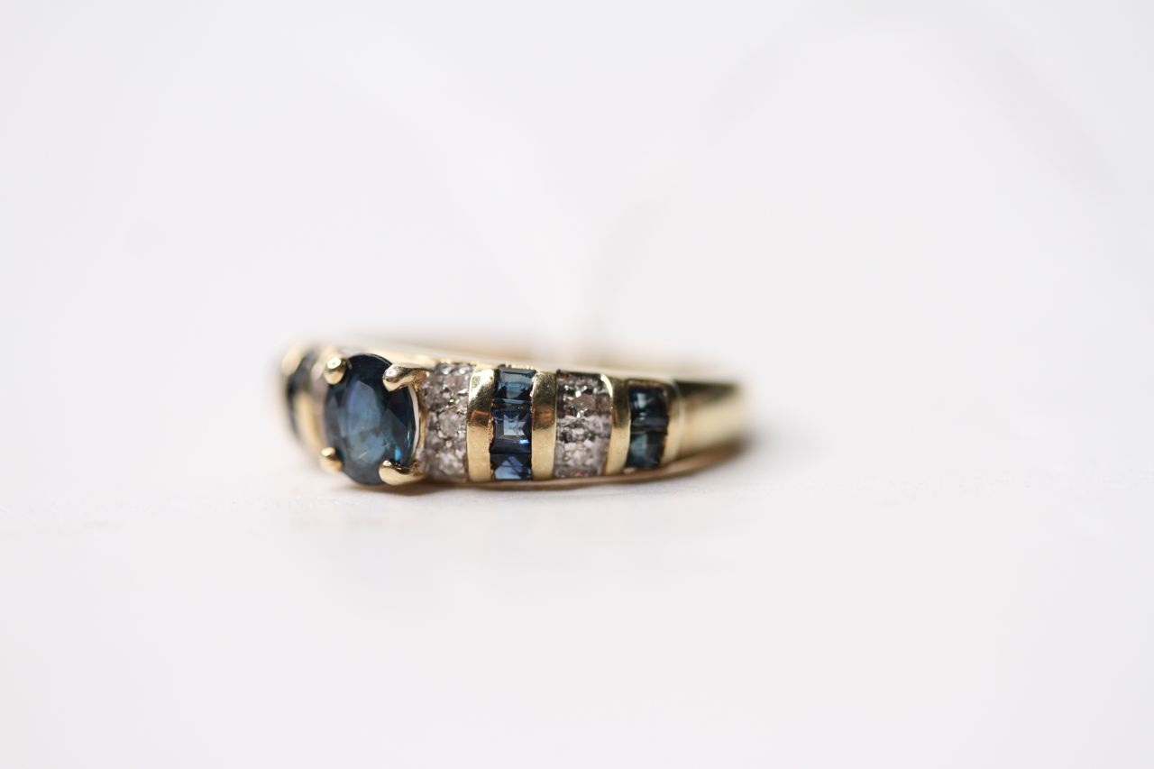 Diamond & Sapphire Ring, 14ct yellow gold, size J1/2, 2.8g. - Image 3 of 4