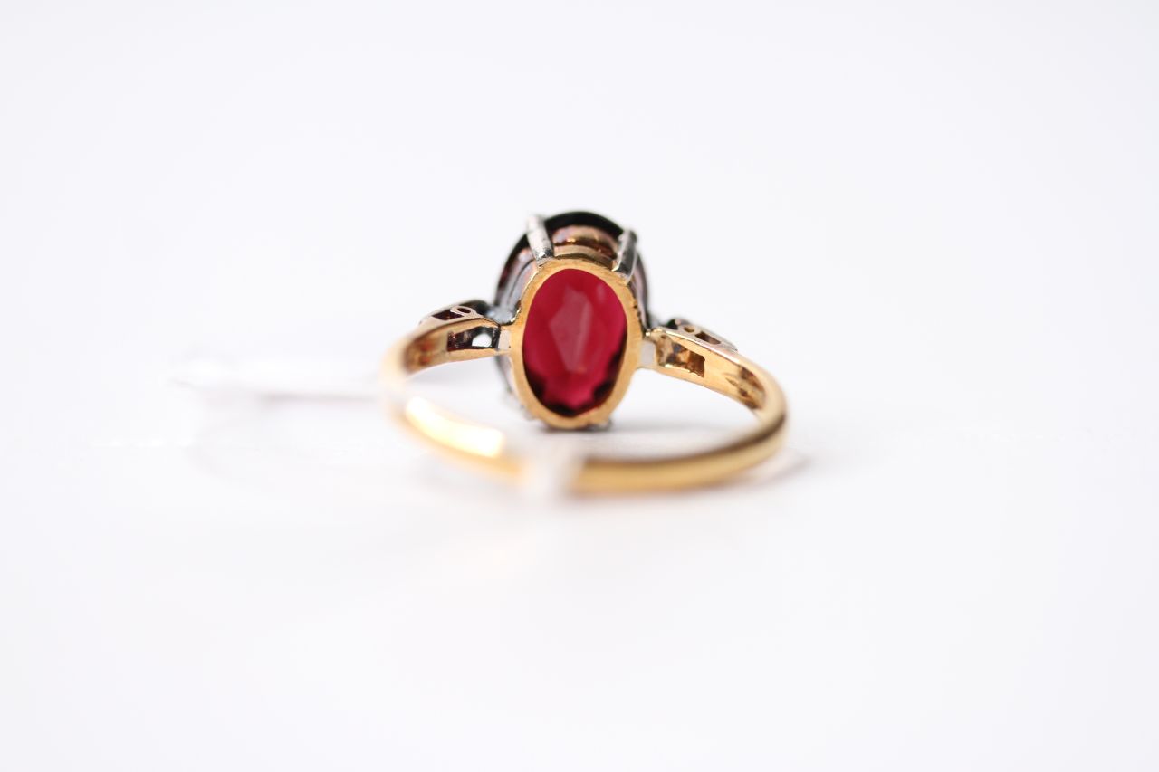 Garnet & Diamond Ring, set with an oval cut garnet, claw set, 18ct yellow gold, size M1/2, 3.4g. - Image 4 of 4