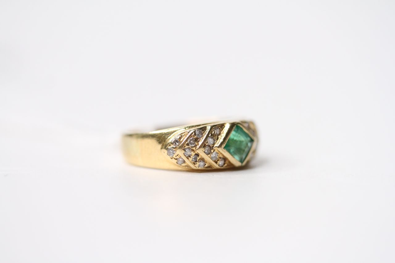 Emerald & Diamond Christou Ring, stamped 18ct yellow gold, size G, 2.9g. - Image 2 of 3