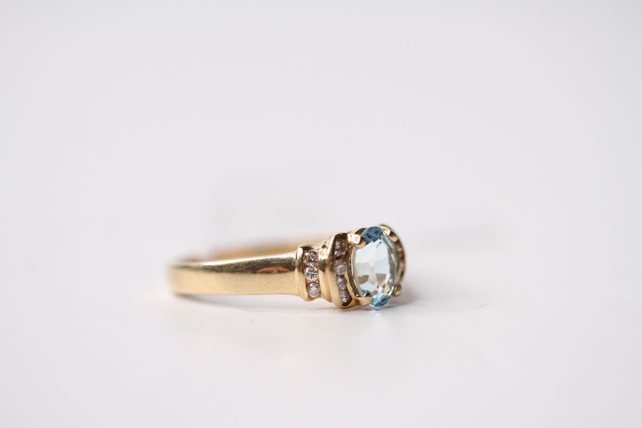 Aquamarine & Diamond Loren Ring, 14ct yellow gold, size R, 2.8g. - Image 2 of 4