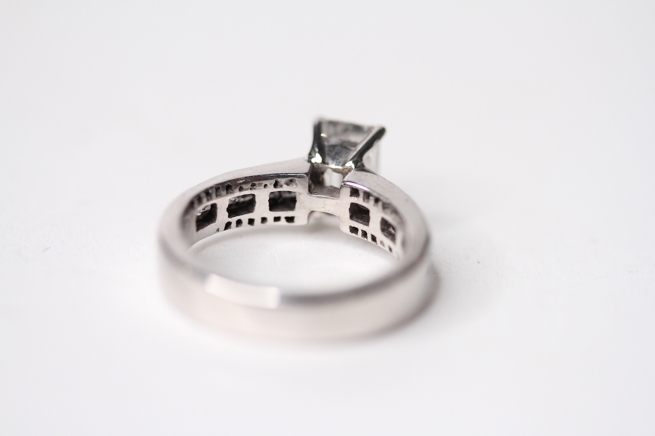 1.39CT EMERALD CUT DIAMOND RING, central emerald cut diamond, estimated colour grade approximately - Image 3 of 4