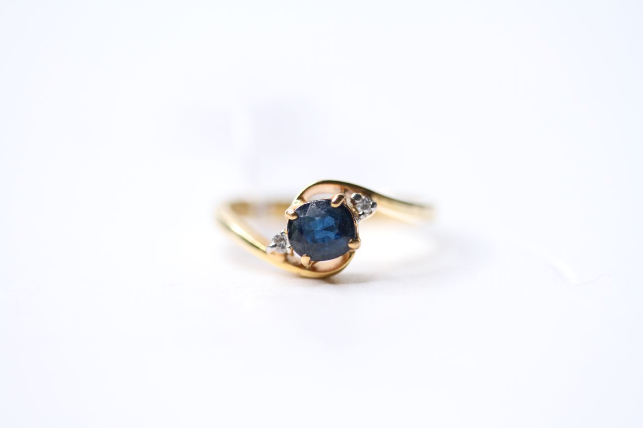 Sapphire & Diamond Twist Ring, 14ct yellow gold, size J, 1.8g.