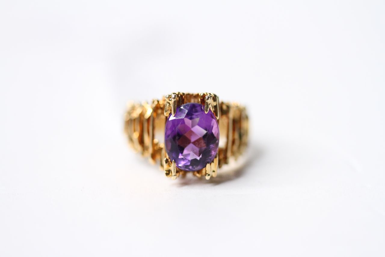 Retro Style Amethyst Ring, set with an oval cut amethyst, 14ct gold, size M1/2.