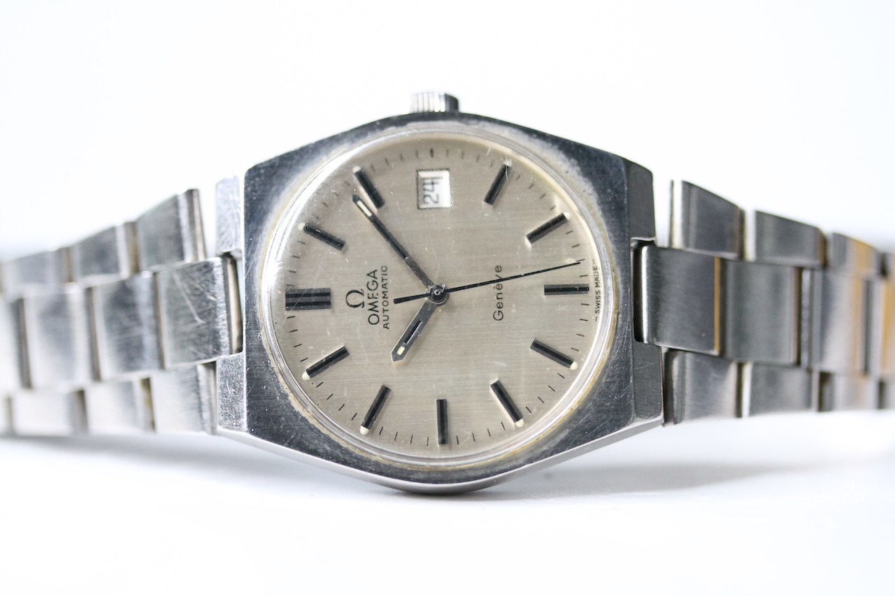 OMEGA GENEVE AUTOMATIC, silvered dial, baton hour markers, date aperture, 34mm case screw down