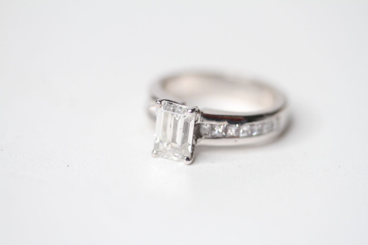 1.39CT EMERALD CUT DIAMOND RING, central emerald cut diamond, estimated colour grade approximately
