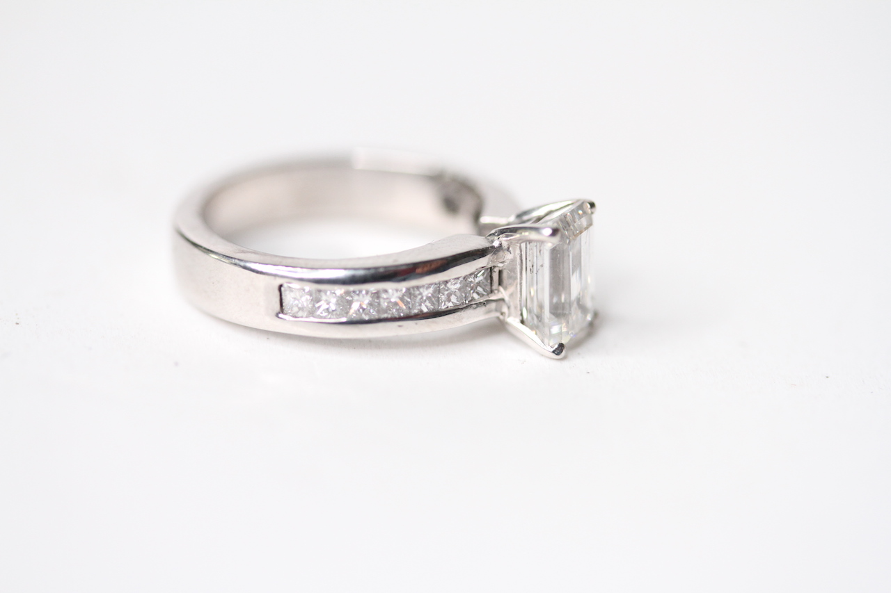 1.39CT EMERALD CUT DIAMOND RING, central emerald cut diamond, estimated colour grade approximately - Image 2 of 4