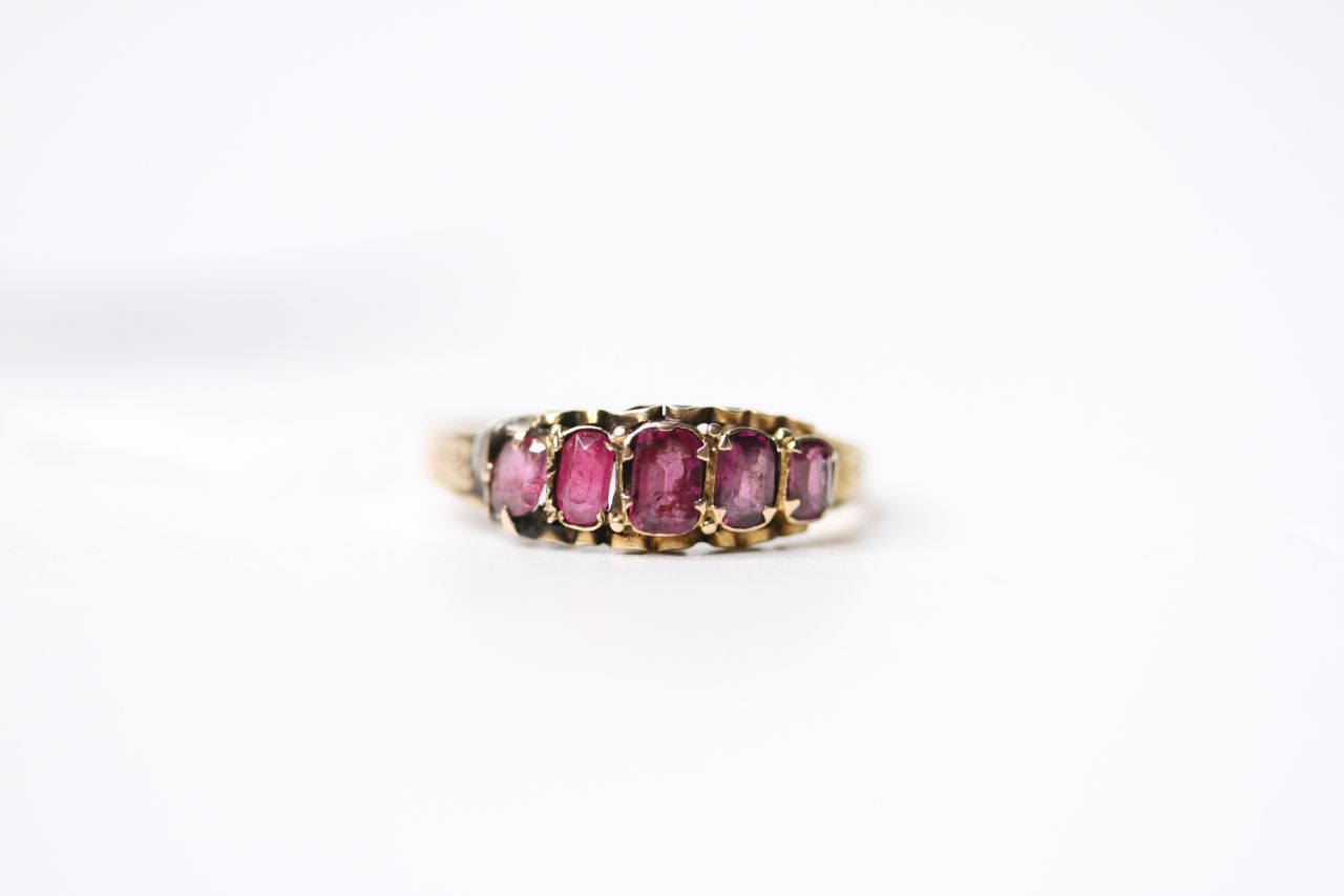 Victorian Garnet Ring, 9ct yellow gold, stamped R.N, size O, 1.5g.