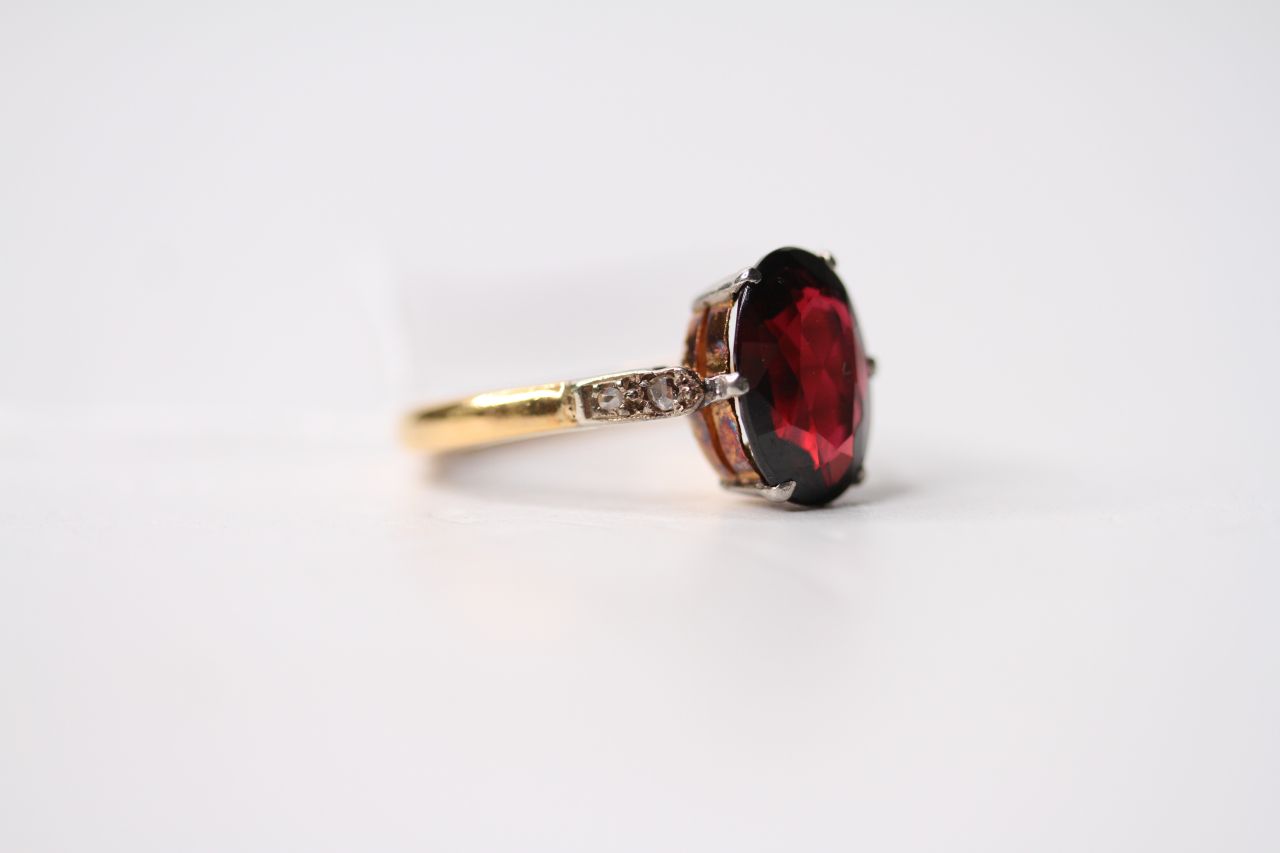 Garnet & Diamond Ring, set with an oval cut garnet, claw set, 18ct yellow gold, size M1/2, 3.4g. - Image 3 of 4